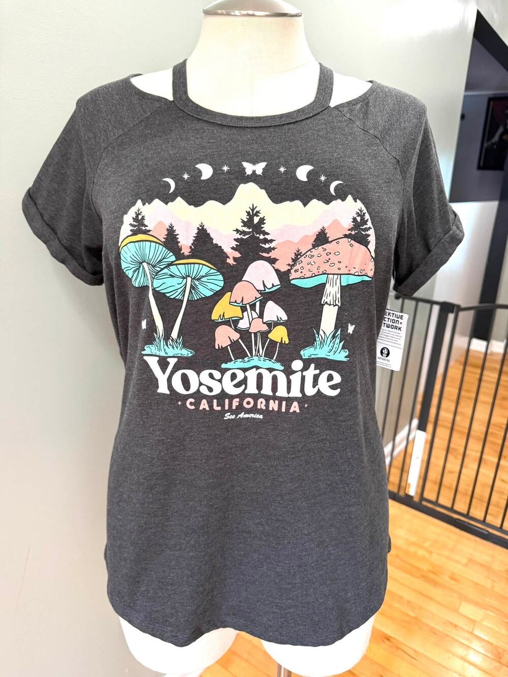 Torrid 1 (1X 14/16) Yosemite National Park‎ Mushroom Butterfly Cold Shoulder Tee